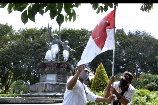 Pemasangan bendera jelang 17 Agustus di Denpasar