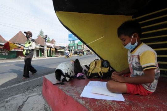 Belajar di pinggir jalan Page 1 Small