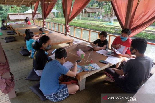 Siswa belajar "online" di rumah makan