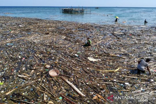 Sampah dari tengah laut menumpuk di pelabuhan Penage, Serasan Page 1 Small