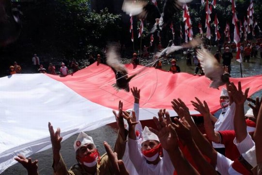 Upacara bendera di pinggir sungai Page 2 Small