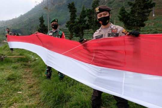 Pembentangan bendera merah putih di dataran tinggi Dieng Page 2 Small