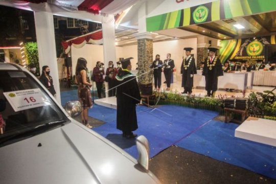 Wisuda Secara Drive Thru di Universitas Palangka Raya Page 1 Small