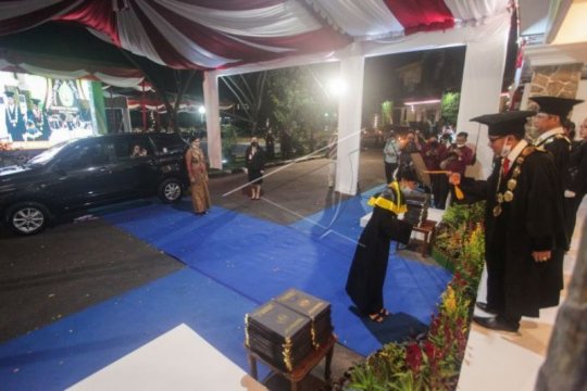 Wisuda Secara Drive Thru di Universitas Palangka Raya Page 2 Small