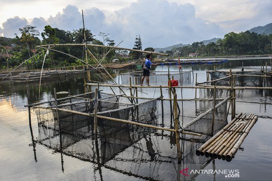 Keramba jaring apung tradisional