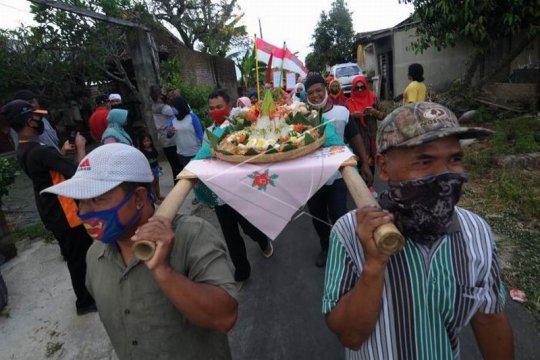 Kirab tumpeng HUT TNI Page 1 Small