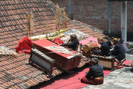 Pertunjukan wayang kulit di atas genteng rumah Page 1 Small