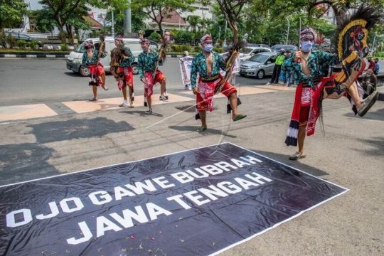 Aksi damai tolak unjuk rasa anarkis Page 1 Small