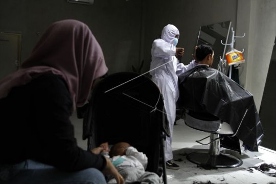 Pangkas Rambut Gunakan APD