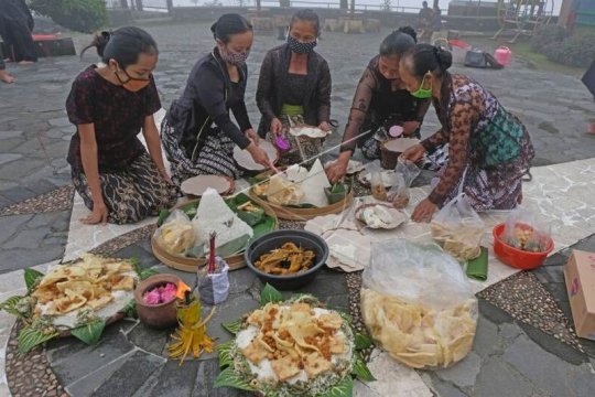 Ritual sesaji pisungsung gunung Page 2 Small