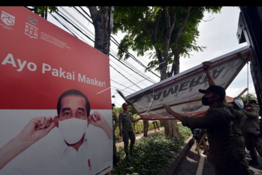 Penertiban alat peraga kampanye di Denpasar