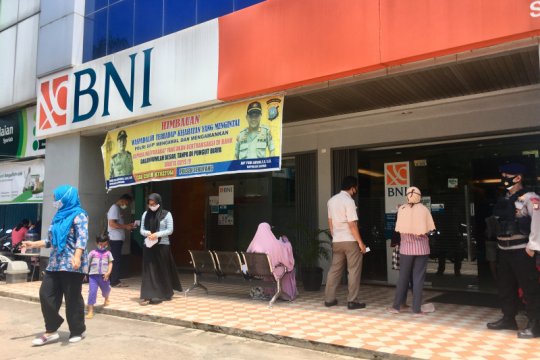 Warga ramai mengantri di bank usai  cuti bersama Page 1 Small