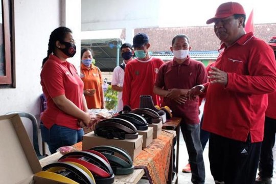 Bisnis helm sepeda di tengah pandemi diapresiasi wali kota