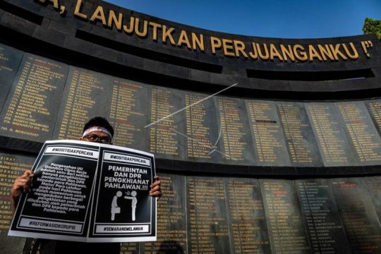 Aksi damai memperingati Hari Pahlawan Page 1 Small