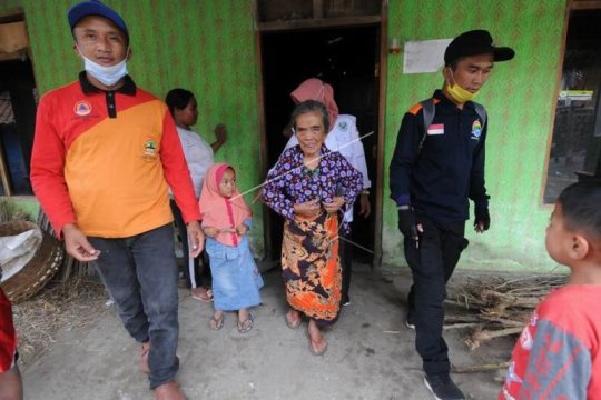 Evakuasi warga lansia di lereng Gunung Merapi Page 1 Small