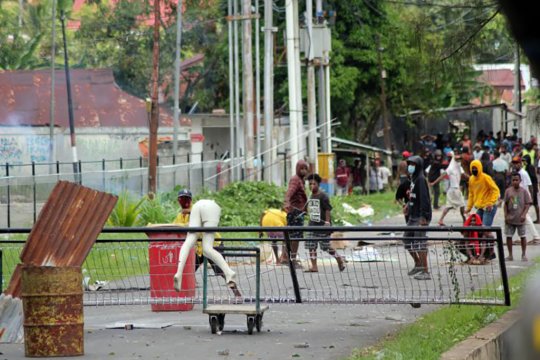 Unjuk rasa ricuh di Sorong