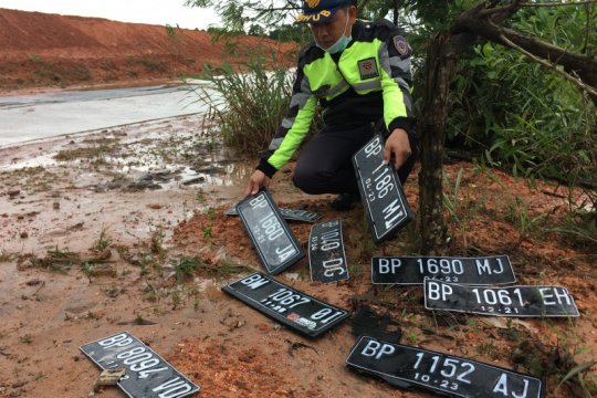 Plat kendaraan banyak ditemukan di titik banjir Batam Page 1 Small