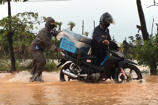 Mogok saat mengarungi banjir di jalan lintas Batam Page 3 Small