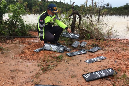 Plat kendaraan banyak ditemukan di titik banjir Batam Page 2 Small