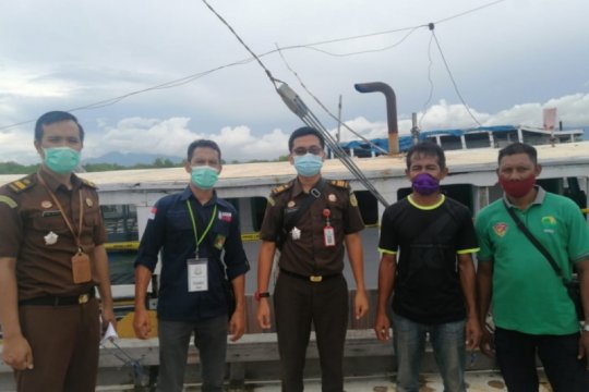 KLHK serahkan tersangka perdagangan kayu ilegal asal Ambon ke Kejari Sikka