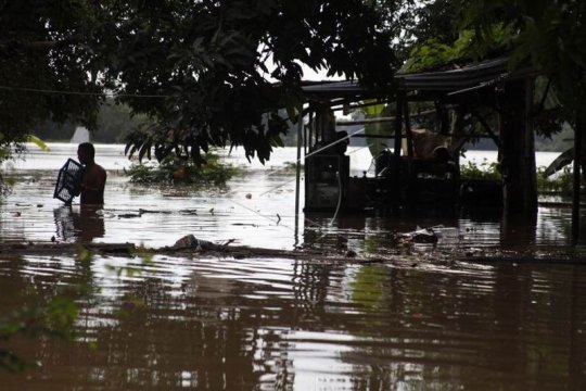 Banjir akibat meluapnya Sungai Bengawan Solo Page 2 Small