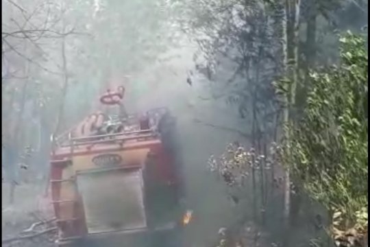 Mobil Damkar ikut terbakar karhutla di Tanjungpinang Page 1 Small