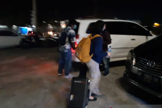 Tiga kardus dokumen dibawa Penyidik KPK dari Kantor BP FTZ Bintan
