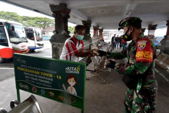 TNI bantu warga terdampak COVID-19