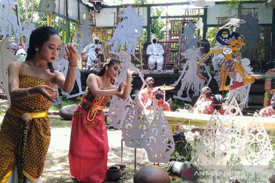 Pentas wayang pelat Komunitas Lima Gunung sosialisasikan vaksinasi COVID-19