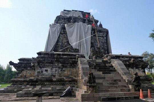 Melepas terpaulin penutup Candi Mendut Page 1 Small