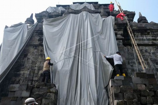 Melepas terpaulin penutup Candi Mendut Page 2 Small