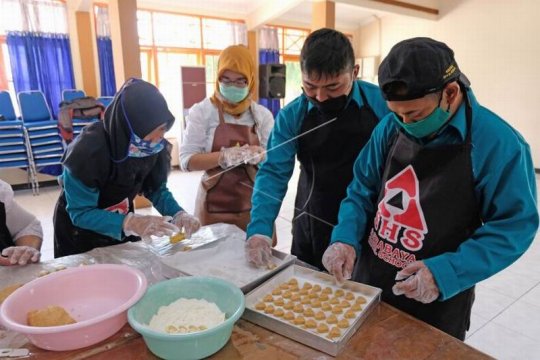 Produksi kue kering penyandang disabilitas Page 2 Small