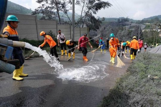 Membersihkan lumpur semburan erupsi freatik kawah SIleri Page 1 Small