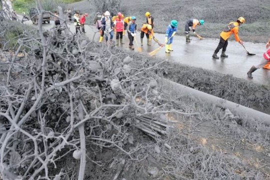 Membersihkan lumpur semburan erupsi freatik kawah SIleri Page 2 Small