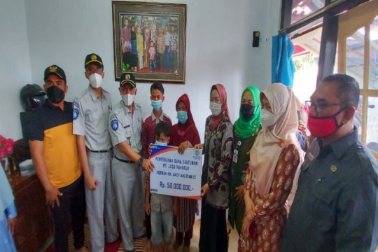 Jasa Raharja Pekalongan serahkan santunan dua korban kecelakaan