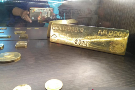 Emas berjangka sedikit lebih tinggi pada akhir perdagangan Kamis pagi