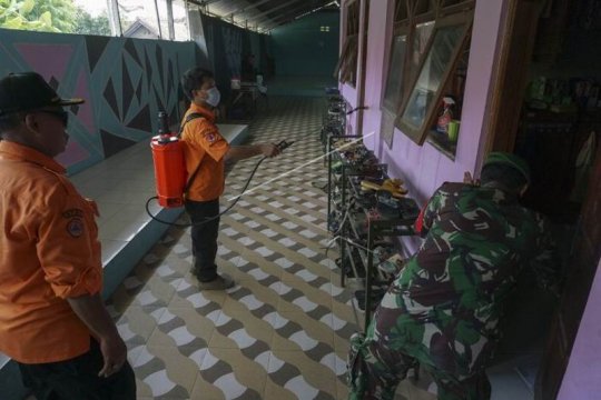 Penyemprotan disinfektan di pondok pesantren Page 2 Small