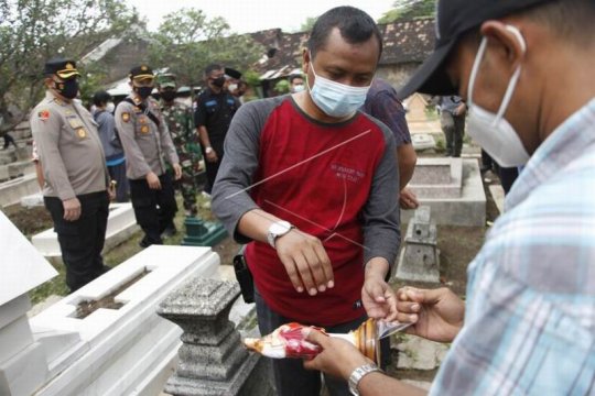 Kerja bakti perbaiki makam Page 2 Small