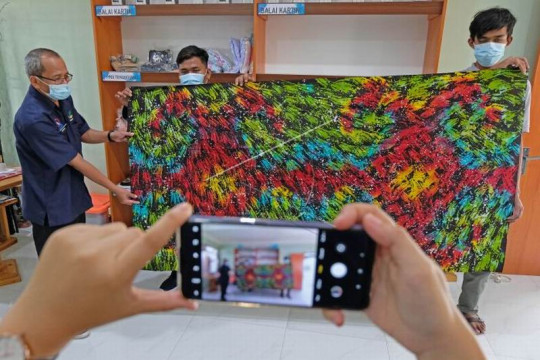 Batik ciprat karya penyandang disabilitas intelektual Page 1 Small