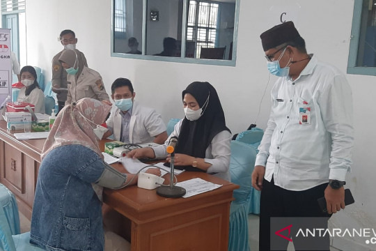 Anggota DPRD Bangka terima layanan vaksin sinovac dosis pertama