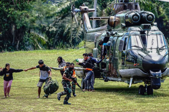Evakuasi korban penyerangan KKB Papua
