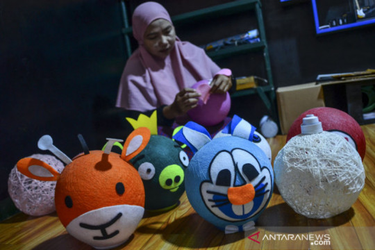Perajin lampu hias karakter