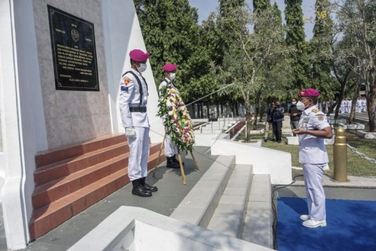 Ziarah makam pahlawan HUT TNI Page 1 Small