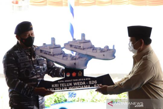 Menhan Prabowo serahkan dua kapal angkut tank kepada TNI AL