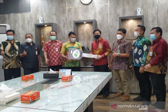 BPJAMSOSTEK Semarang Pemuda serahkan penghargaan Paritrana Award ke penerima