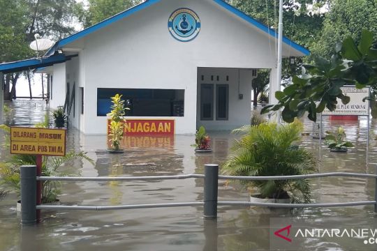 Pos TNI AL Mendanau Belitung terendam banjir rob