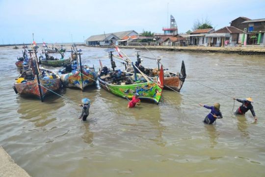 Nelayan tidak melaut akibat cuaca buruk Page 1 Small