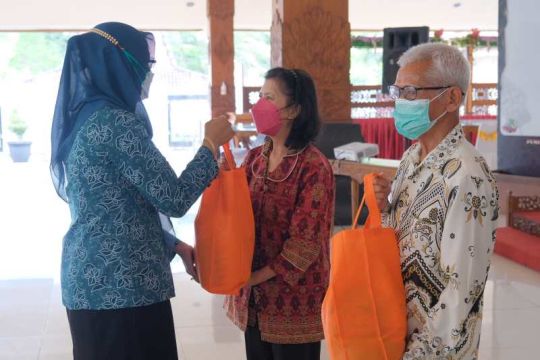 105 lansia anggota jemaat gereja dapat tali asih TP PKK Kota Magelang