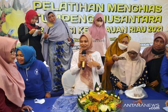 Perempuan Batam dapat pelatihan  menghias tumpeng dan cake Page 1 Small