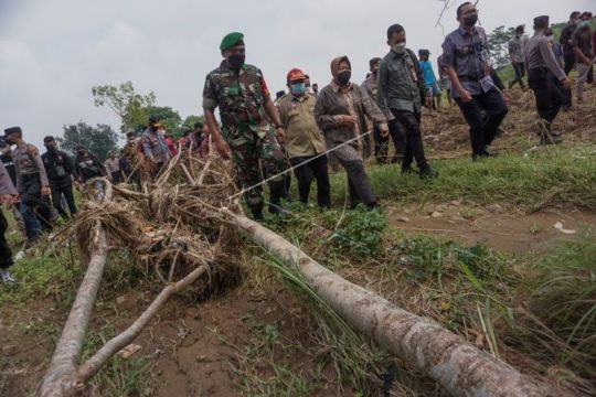 Mensos tinjau lokasi banjir dan longsor Page 1 Small